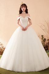 Romantic Off-Shoulder Ball Gown Wedding Dress with Floral Lace Appliques
