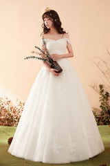 A Line Sweetheart Sleeveless Wedding Dress with Lace Applique