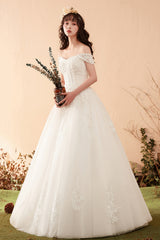 A Line Sweetheart Sleeveless Wedding Dress with Lace Applique